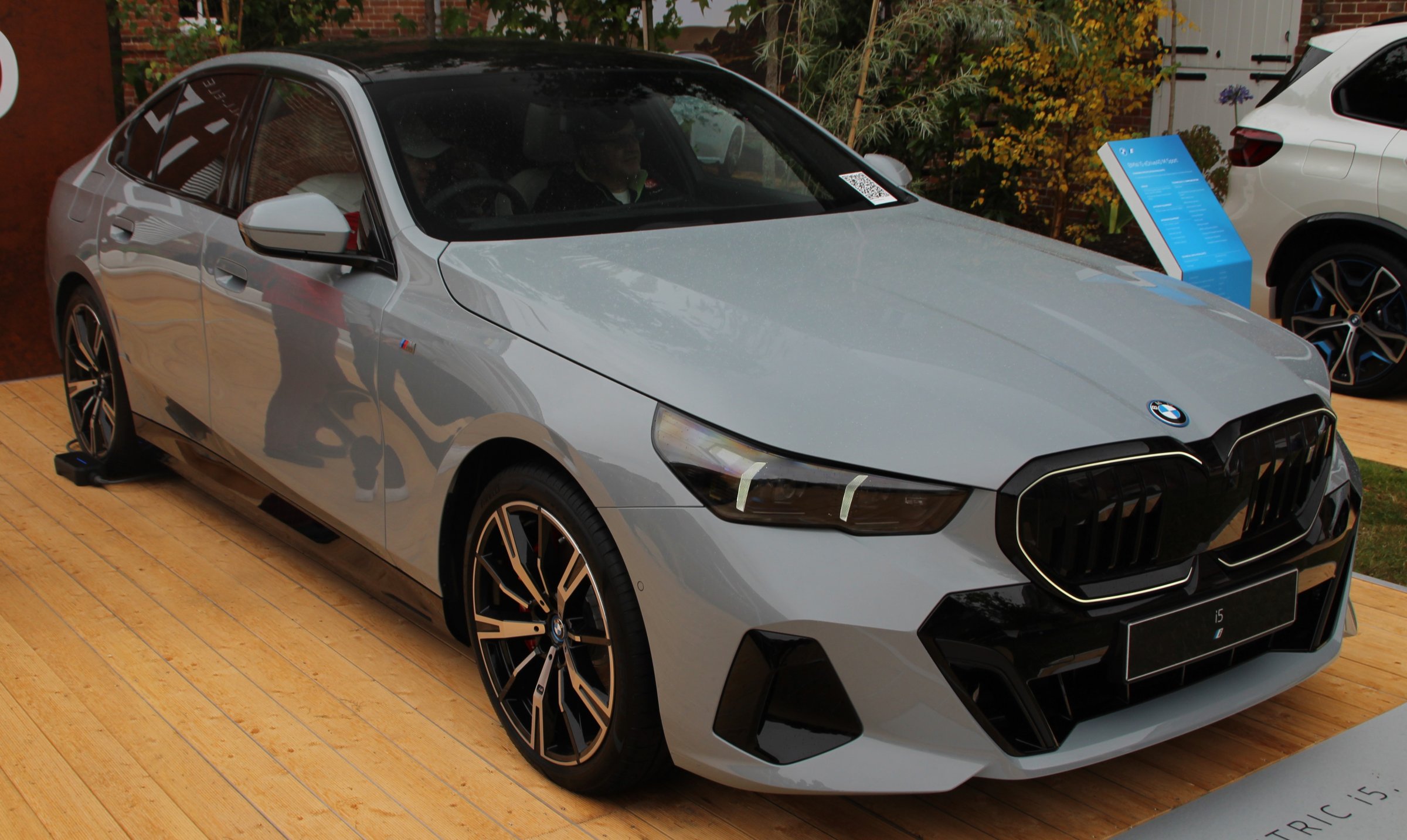 BMW i5 전시 사진